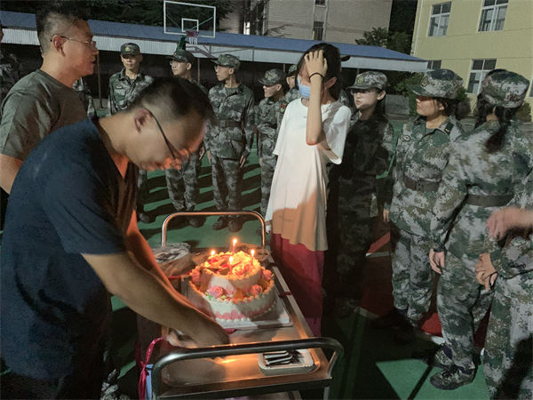 学校统一给学生过生日